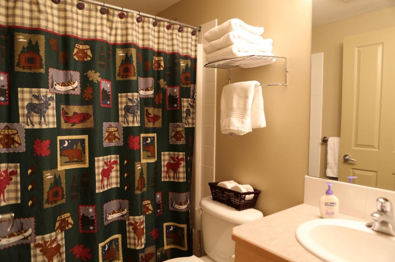 Apartment 405 Bear Creek Crossing แคนมอร์ ภายนอก รูปภาพ